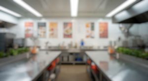 Chef profesional diseñando carta restaurante durante formacion creacion cartas menus AESRAFOR teleformacion 30 horas certificado SEPE HOTR0012