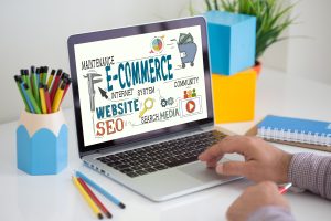 Profesional diseñando interfaz creacion tiendas virtuales ecommerce durante formacion AESRAFOR teleformacion 75 horas COMT017PO Bilbao