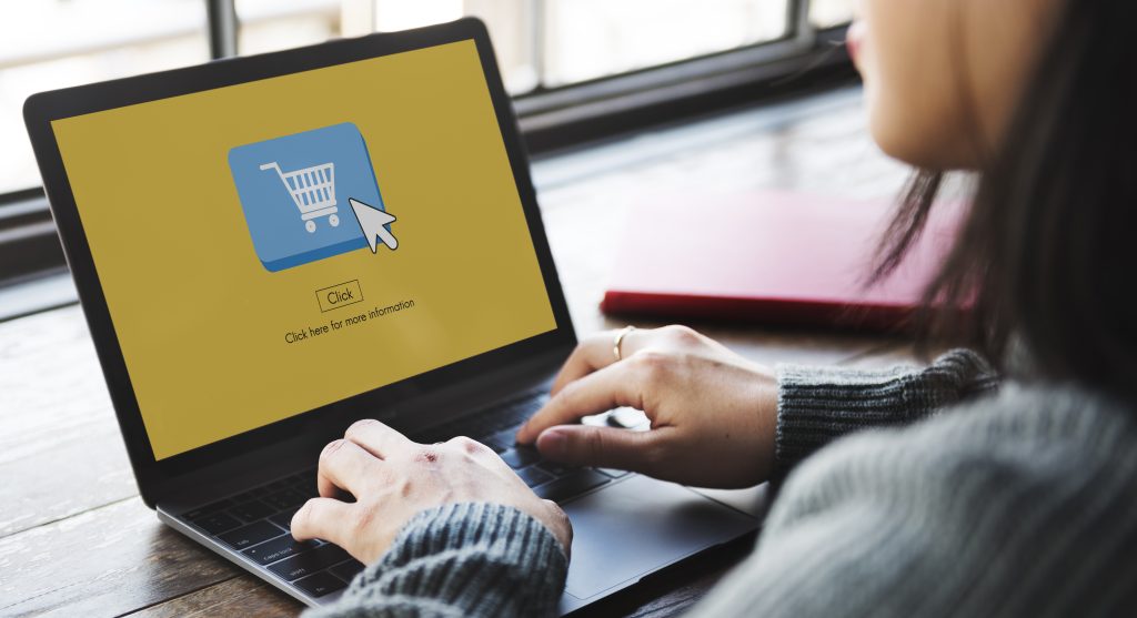 Profesional diseñando interfaz creacion tiendas virtuales ecommerce durante formacion AESRAFOR teleformacion 75 horas COMT017PO Bilbao