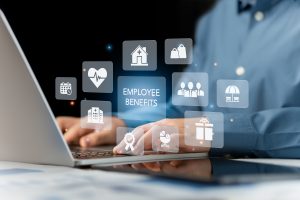 Empleado administrativo AESRAFOR imparte prestaciones seguridad social tramitando incapacidad temporal en departamento recursos humanos empresa