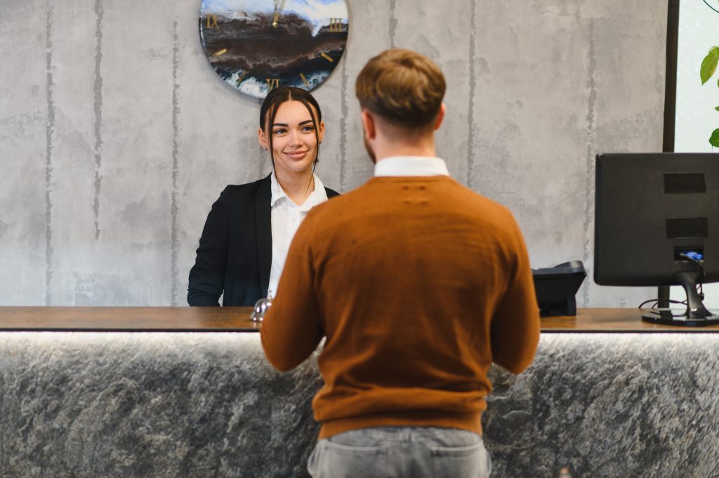 Recepción y atención al cliente — Profesional turístico — Formación en hospitalidad